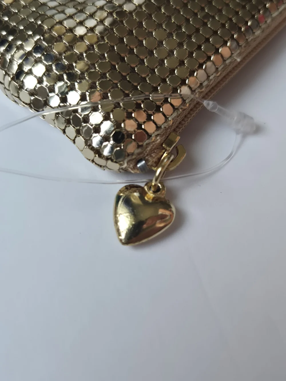 NWOT Scoop NYC Gold Metal Mesh Evening Clutch w Heart Zipper Pull - Deadstock - Picture 7 of 9